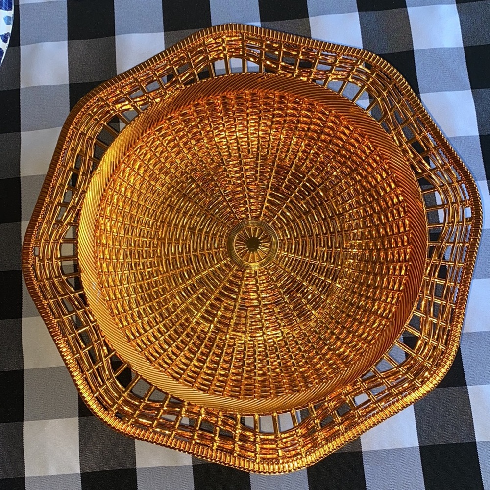 PAPER PLATE HOLDERS